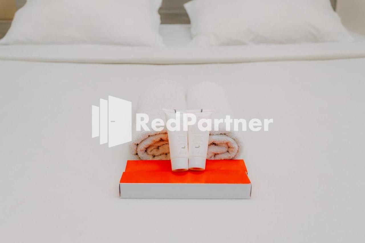 We Stay Residence Redpartner Surabaya Kültér fotó