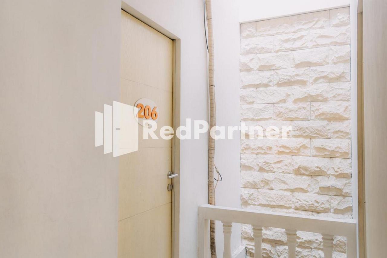 We Stay Residence Redpartner Surabaya Kültér fotó